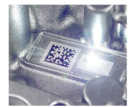 激光雕刻能穿透表面更深，對(duì)于易磨損的部件，推薦使用激光雕刻工藝